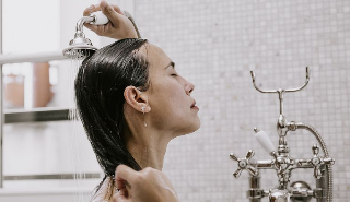 [夏日頭皮清爽11招 破解黏膩、悶熱與頭皮癢的【髮肌養護建議及夏季髮品推薦】]列表圖片alt