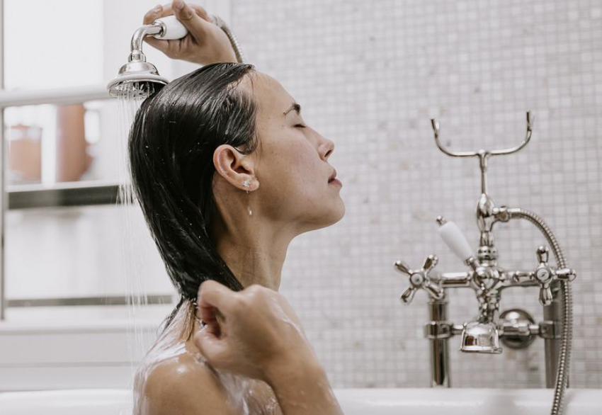 [夏日頭皮清爽11招 破解黏膩、悶熱與頭皮癢的【髮肌養護建議及夏季髮品推薦】]內文圖片alt