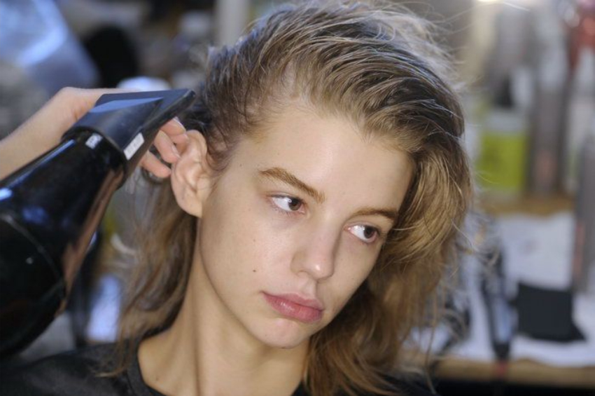 [就是這幾招！比美髮型師吹出蓬鬆光澤又亮又順的頭髮]內文圖片alt